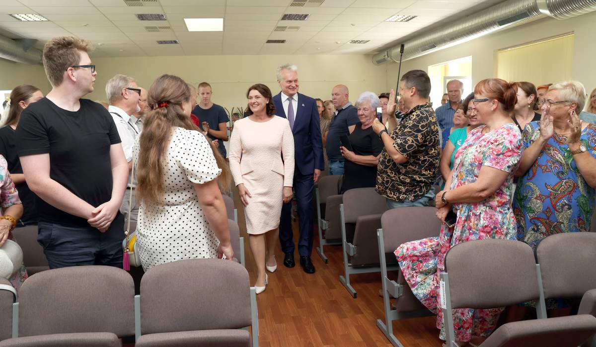 Prezidentą Gitaną Nausėdą ir pirmąją ponią Dianą pasitiko pilna žmonių Jungėnų laisvalaikio salė.