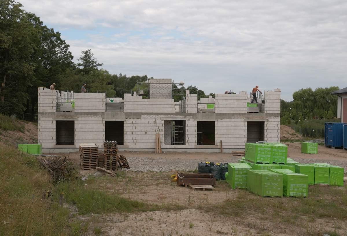 Parko gatvėje, už „Norfos“ parduotuvės, kyla pirmasis iš dviejų gyvenamųjų namų.