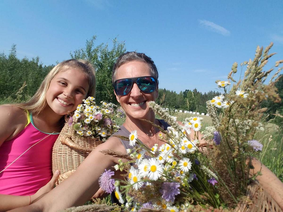 Jolanta su dukra Jaune savo sodyboje Bartininkuose ruošiasi pinti Joninių vainikus.