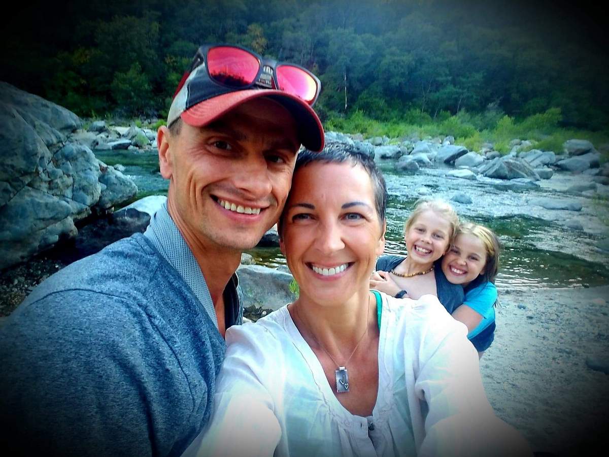 Šeimos vasaros akimirka JAV prie kalnų upės Juba, prie kurios Vizbarų šeima ir gyveno.