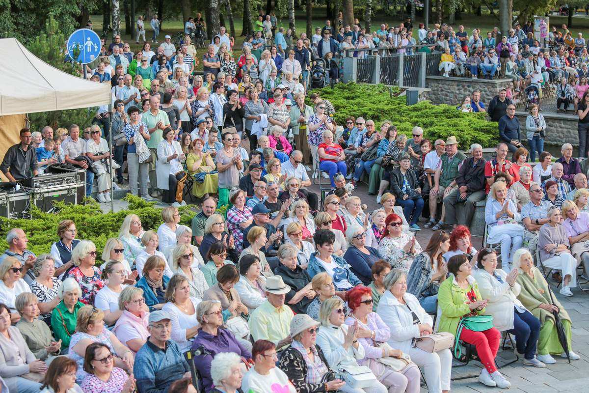 Marijampoliečių minia susirinko prisiminti ir paklausyti Vytauto Kernagio dainų.