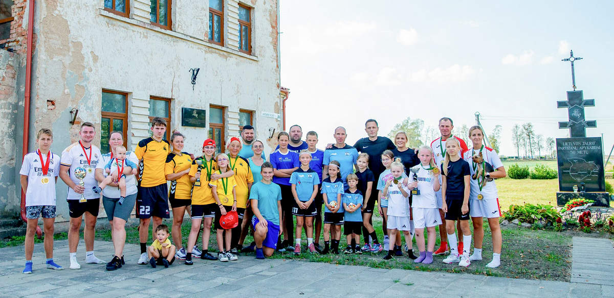 Antrojo etapo dalyviai prie Skardupių bažnyčios.