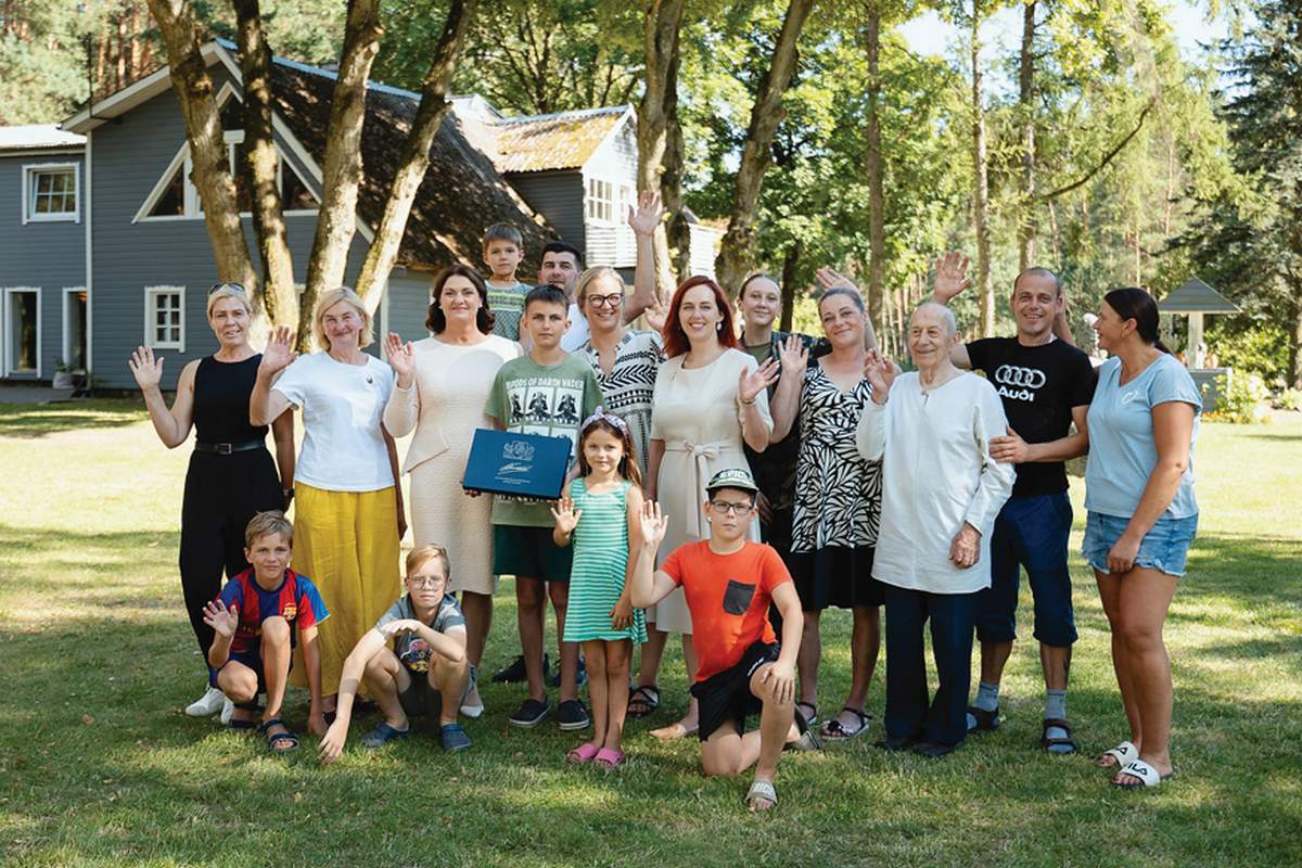 Pirmoji šalies ponia Diana Nausėdienė įsiamžino su Kvietkinės kaimo gyventojais (stovi antroje eilėje trečia iš kairės).  