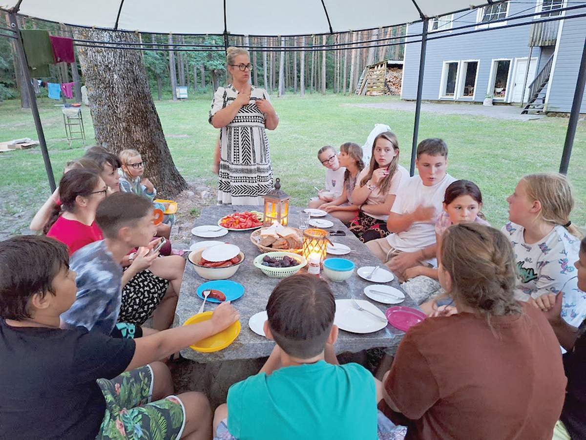 Vaikų stovykloje „Vasara Kvietkinėje“ Danielė Buterlevičienė turėjo ką papasakoti vaikams.