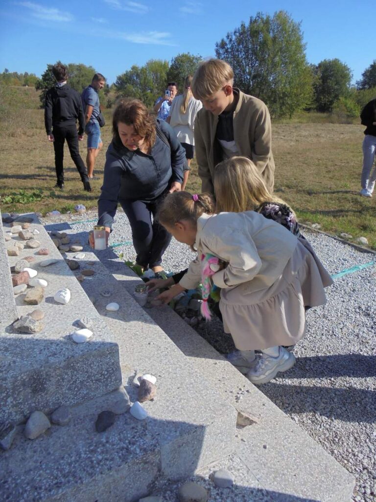  Žuvusiųjų atminimui – akmenėliai ir žvakės.