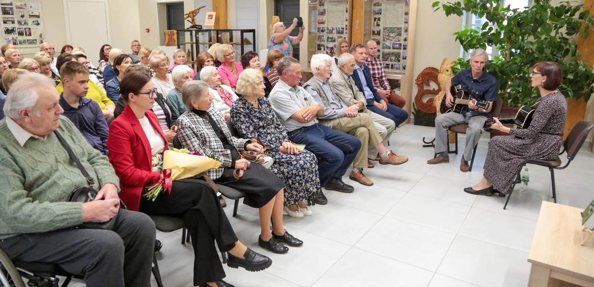 Į knygos sutiktuves susirinko prisiminimais dalijęsi žmonės, jų artimieji, autoriaus bičiuliai, kaimynai, buvę bendradarbiai.