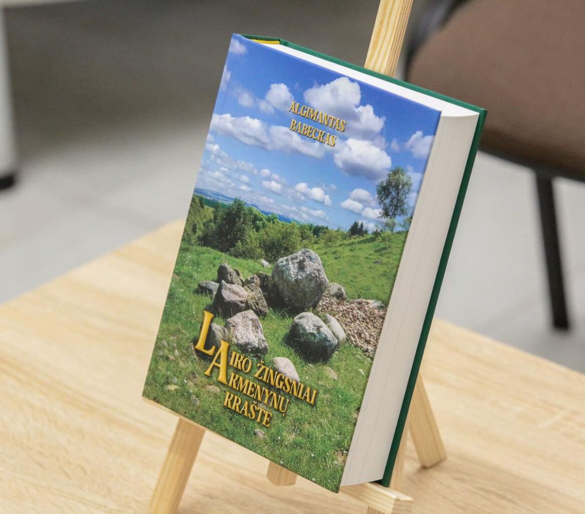 „Laiko puslapiai Akmenynų krašte“ – solidus, kone 600 puslapių leidinys.