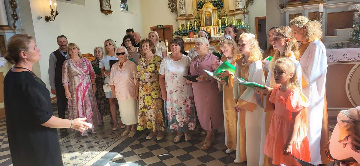 Gieda Kalvarijos bažnyčios choras.