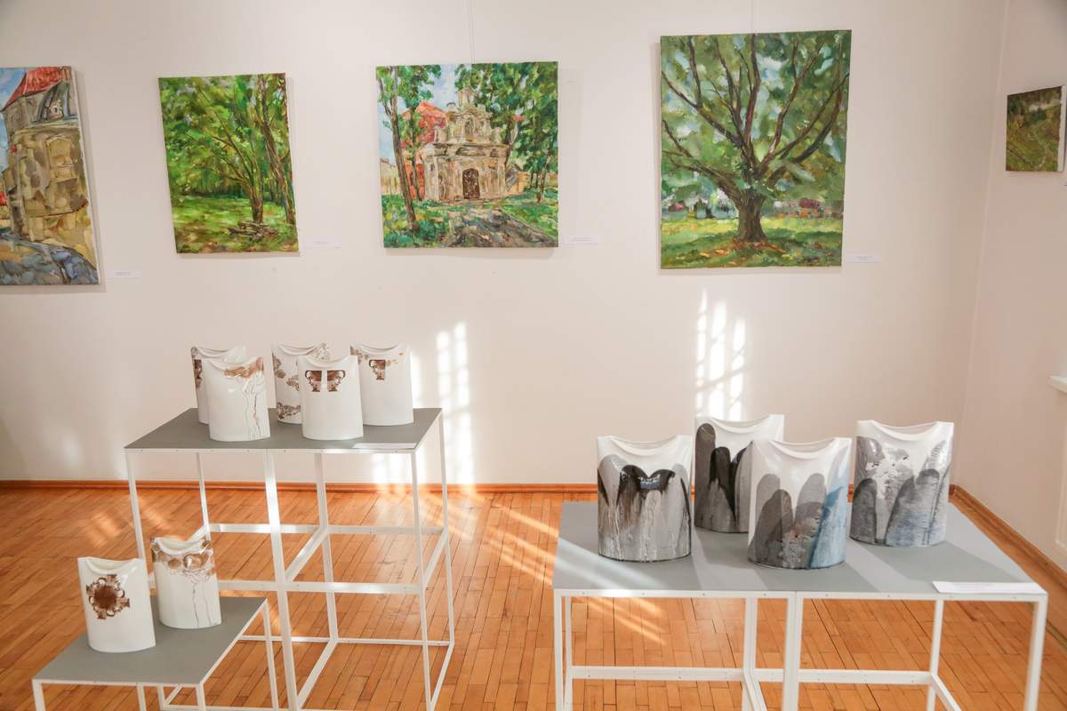 Ilona Junevičienė ir tapo, ir kuria keramikos darbus.