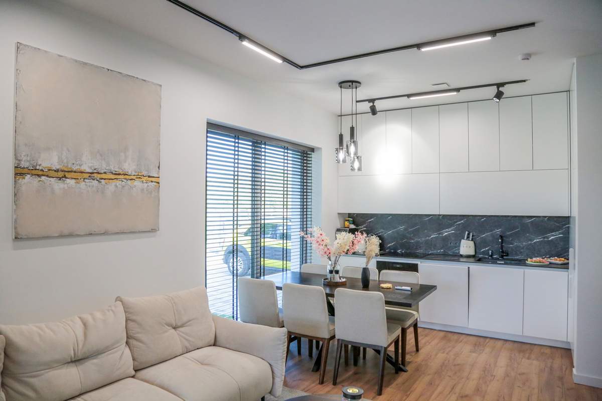 Vienoje erdvėje – virtuvė, valgomasis ir svetainė.