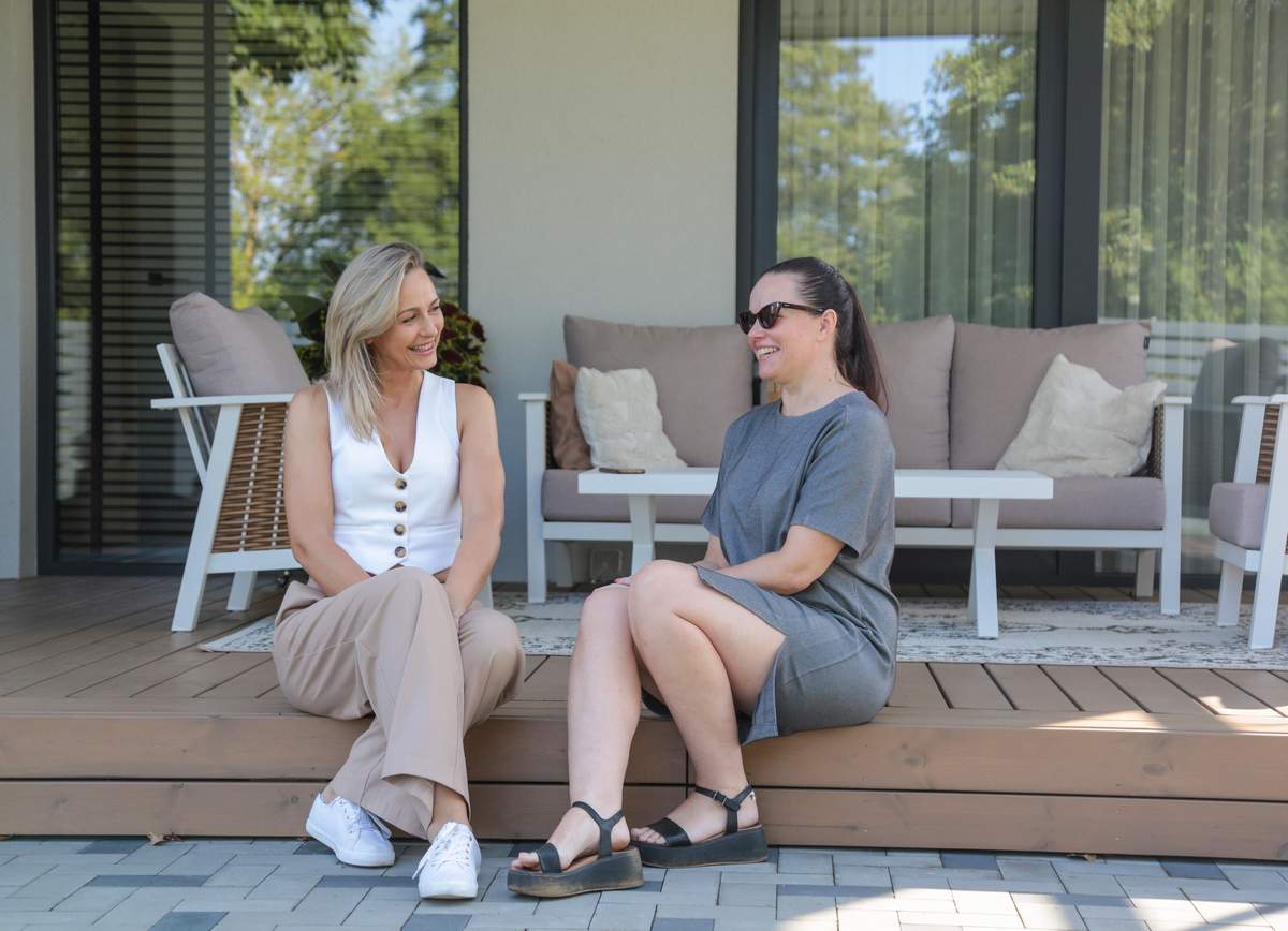Dizainerė Rasa Kareivienė ir namų šeimininkė Kristina terasoje.
