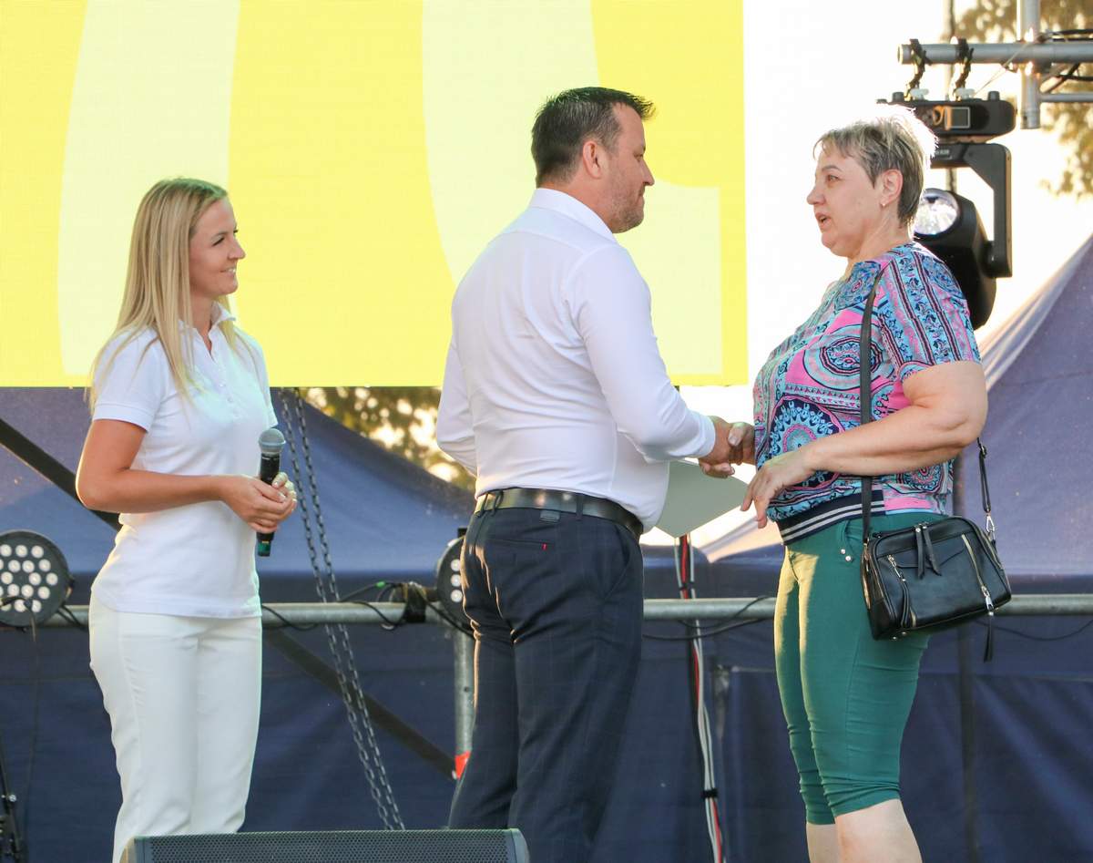 Savivaldybės gydytoja Sigutė Matulevičiūtė-Jodelienė ir meras Nerijus Šidlauskas Garbės donoro ženklą įteikė Birutei Štreimikienei.