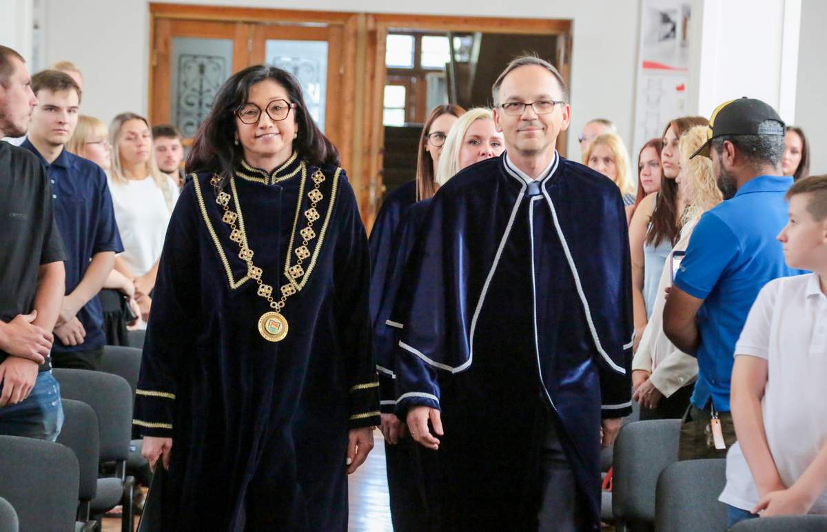 Į salę žengia kolegijos vadovybė. Priekyje – direktorė Alė Murauskienė ir Edukologijos ir socialinio darbo fakulteto dekanas Kęstutis Traškevičius.