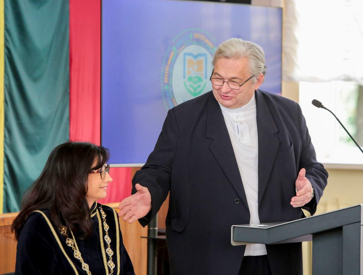 Kolegijos kapelionas Kęstutis Žemaitis dėkojo direktorei Alei Murauskienei, kad bendromis pastangomis pavyko pasiekti puikių rezultatų.