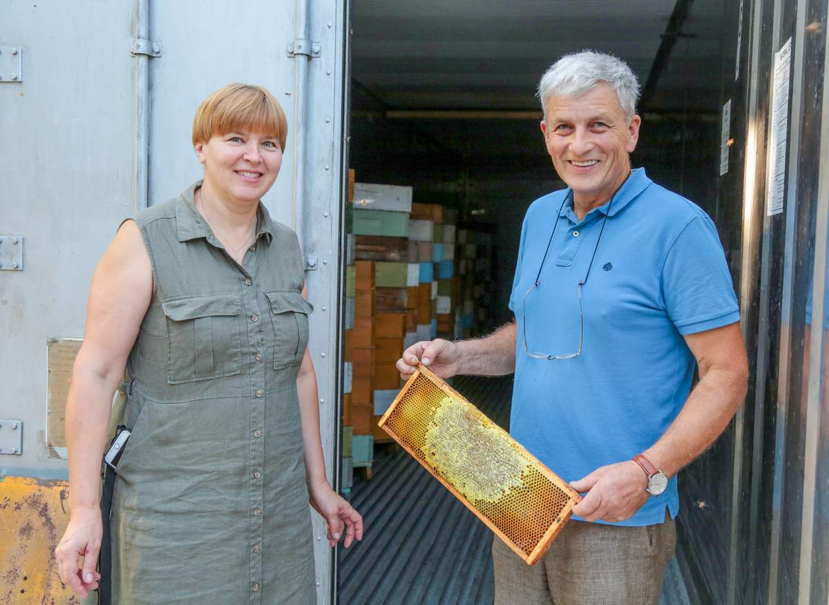 Konteineryje medus džiovinamas koriuose, vėliau jie keliaus į medsukį.