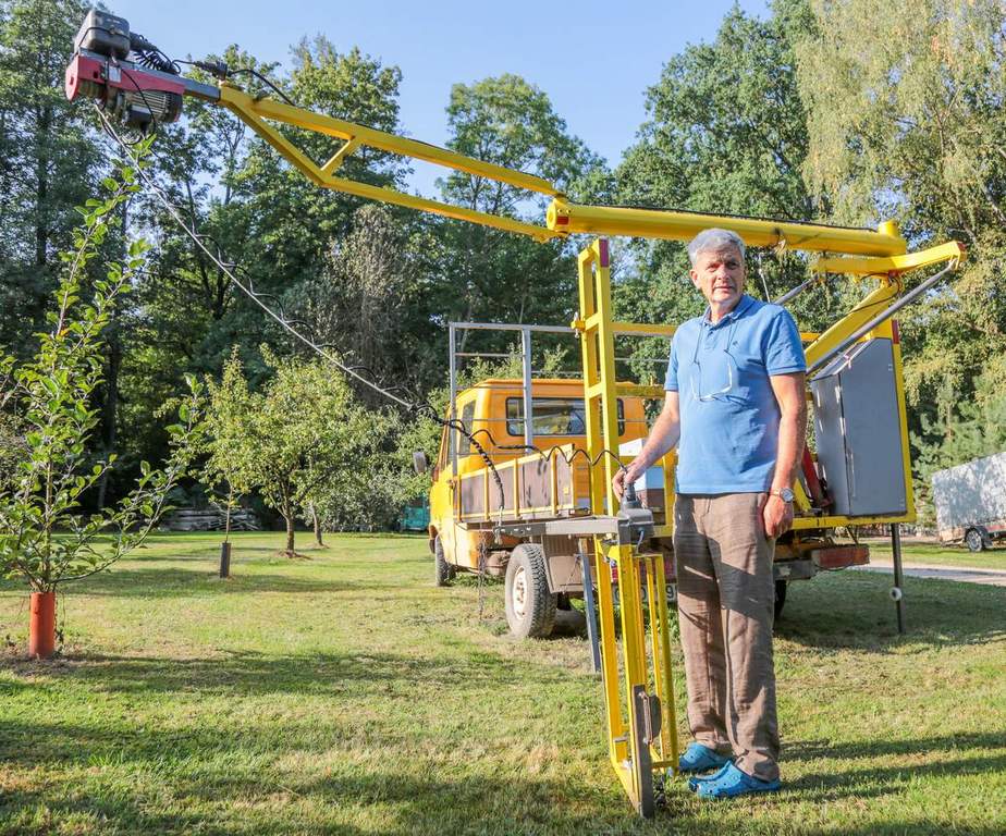 Arvydas rodo sūnaus Simono pagamintą kraną, kuris labai palengvina sunkų fizinį darbą.