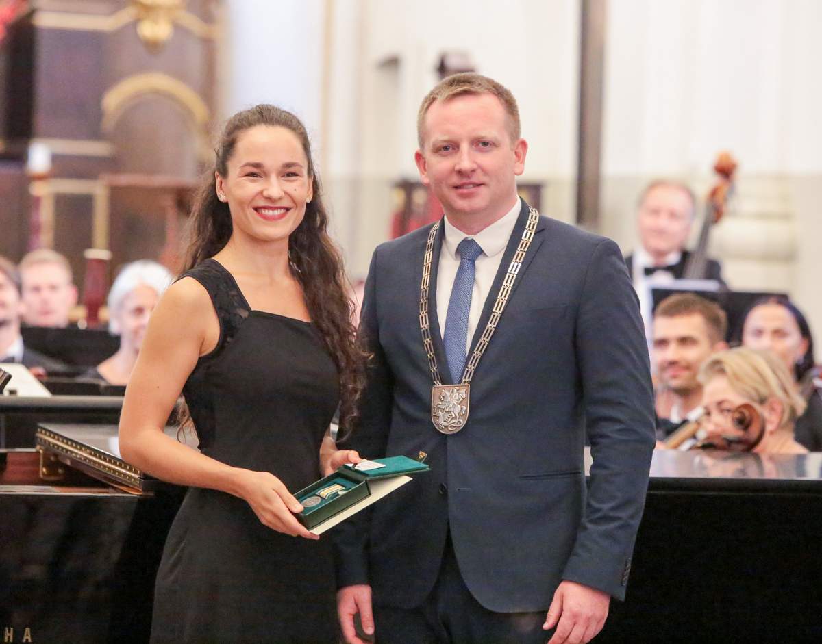 Šv. Jurgio medalį meras Povilas Isoda įteikė Kamilei Zaveckaitei 