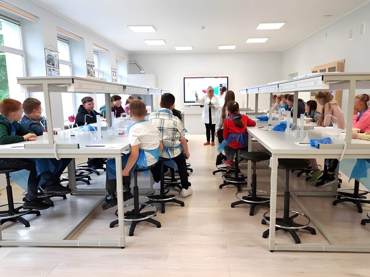 Biolaboratorijoje moksleiviai ugdo kūrybiškumą, tiriamuosius gebėjimus, bendradarbiavimą ir kritinį mąstymą. 