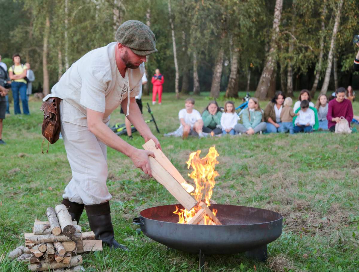 Šviečianti ir šildanti, apvalanti ugnis – svarbiausias virsmo elementas.