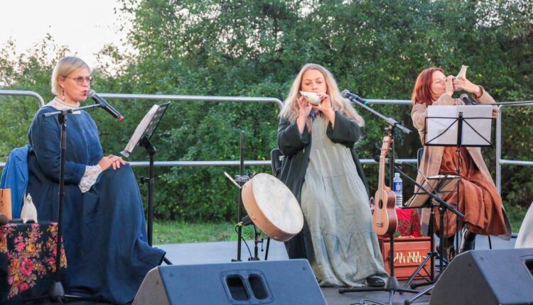 „Upinės“ – jaudinanti, skaidri poetinė ir muzikinė programa.