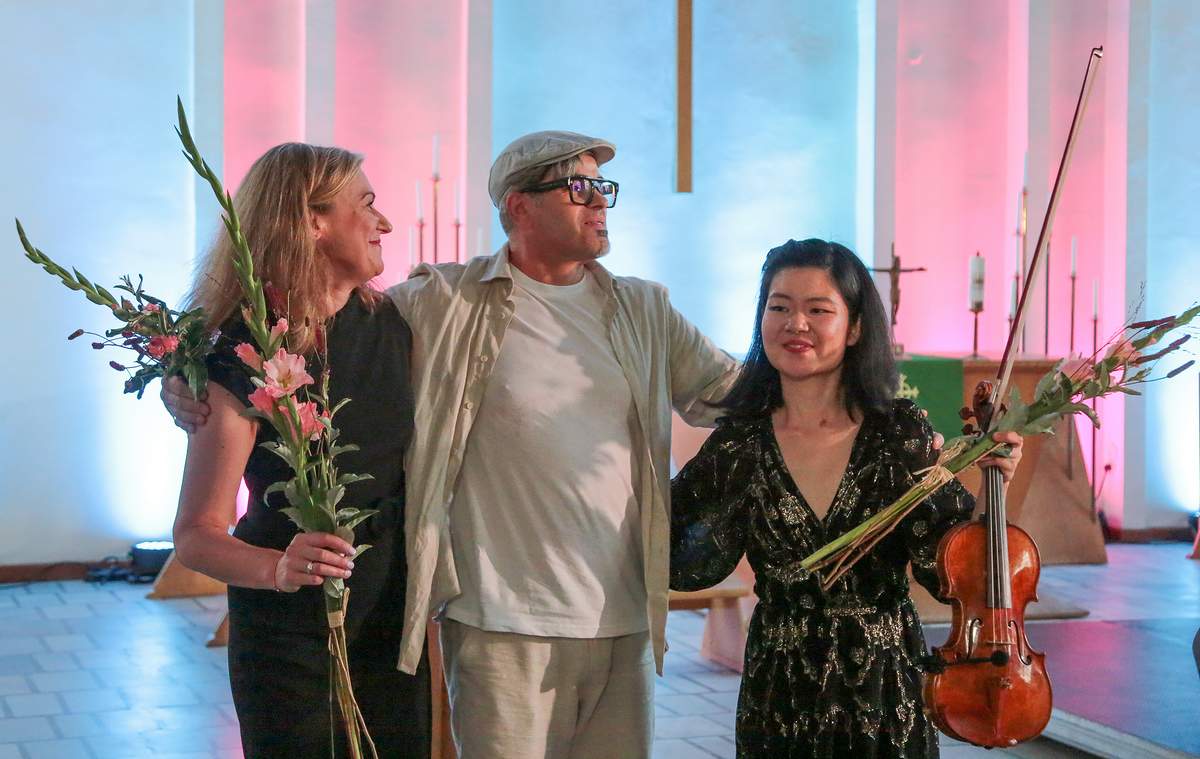 Įsimintiną koncertą evangelikų liuteronų bažnyčioje surengė pianinu grojusi festivalio siela Eglė Kasteckaitė, kompozitorius ir atlikėjas Antanas Jasenka bei smuikininkė iš Japonijos Mayumi Kanagawa.
