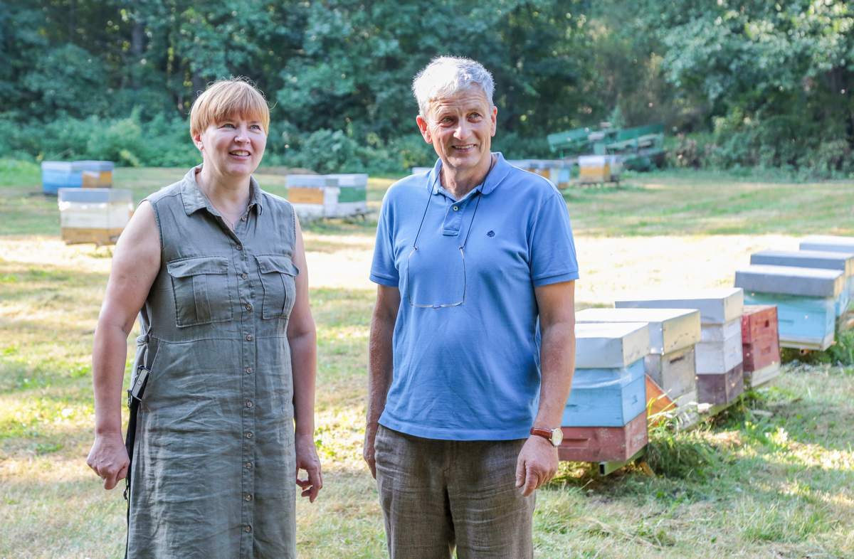 Konteineryje medus džiovinamas koriuose, vėliau jie keliaus į medsukį.