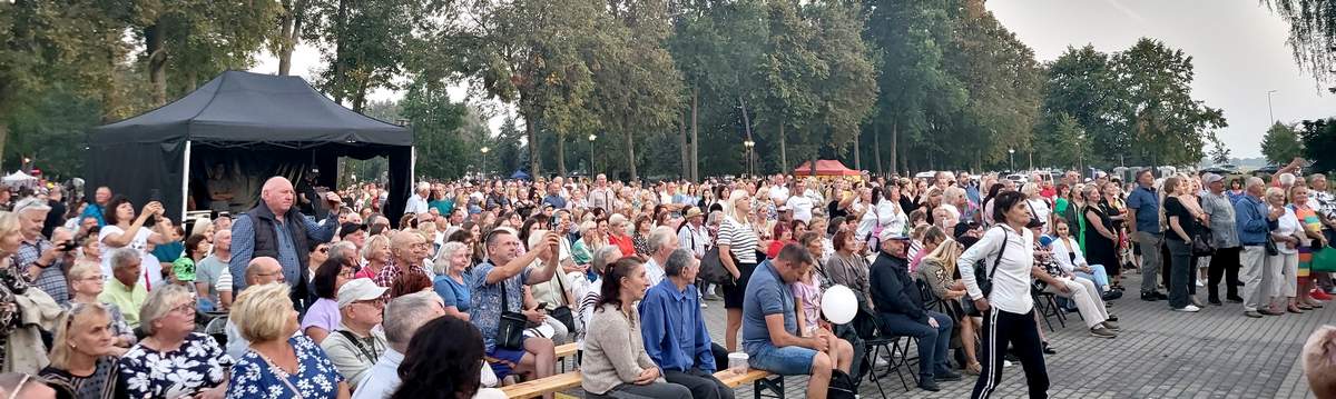 Šypsotis savo kraštui į Karališkąjį parką susirinko daugybė žmonių.