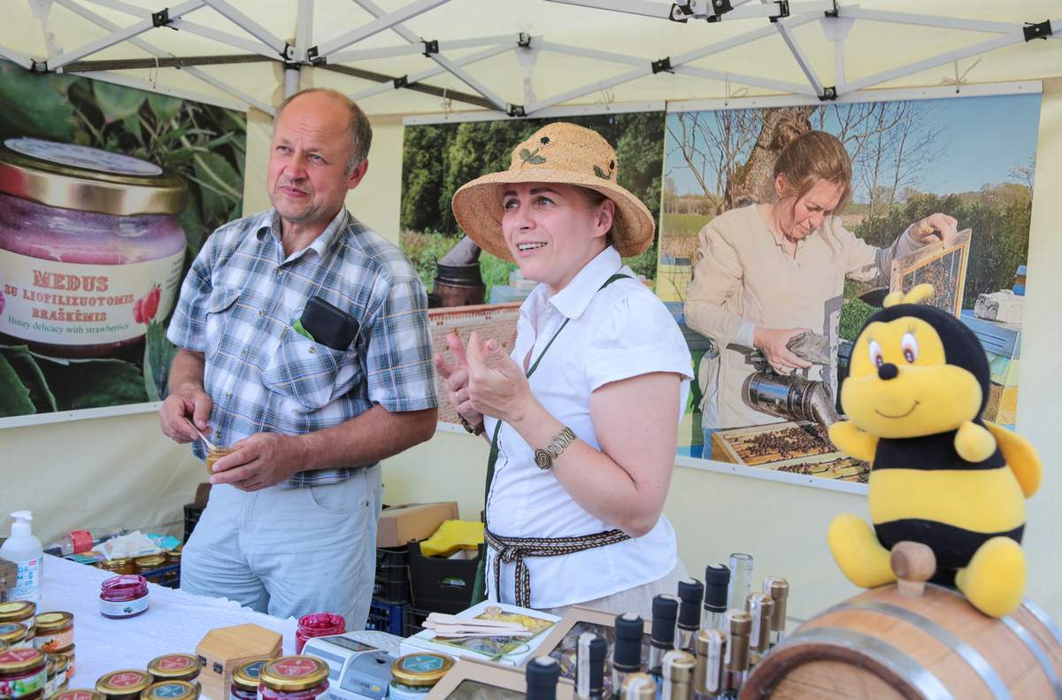 Renolda ir Gediminas siūlė paskanauti įvairių skonių medaus ir trauktinės.