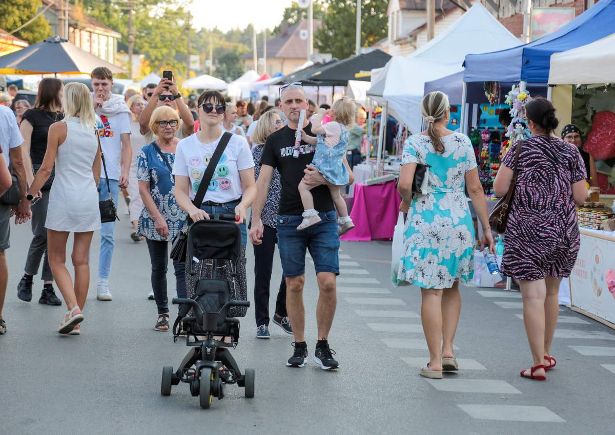 Gatvės pilnos žmonių. 