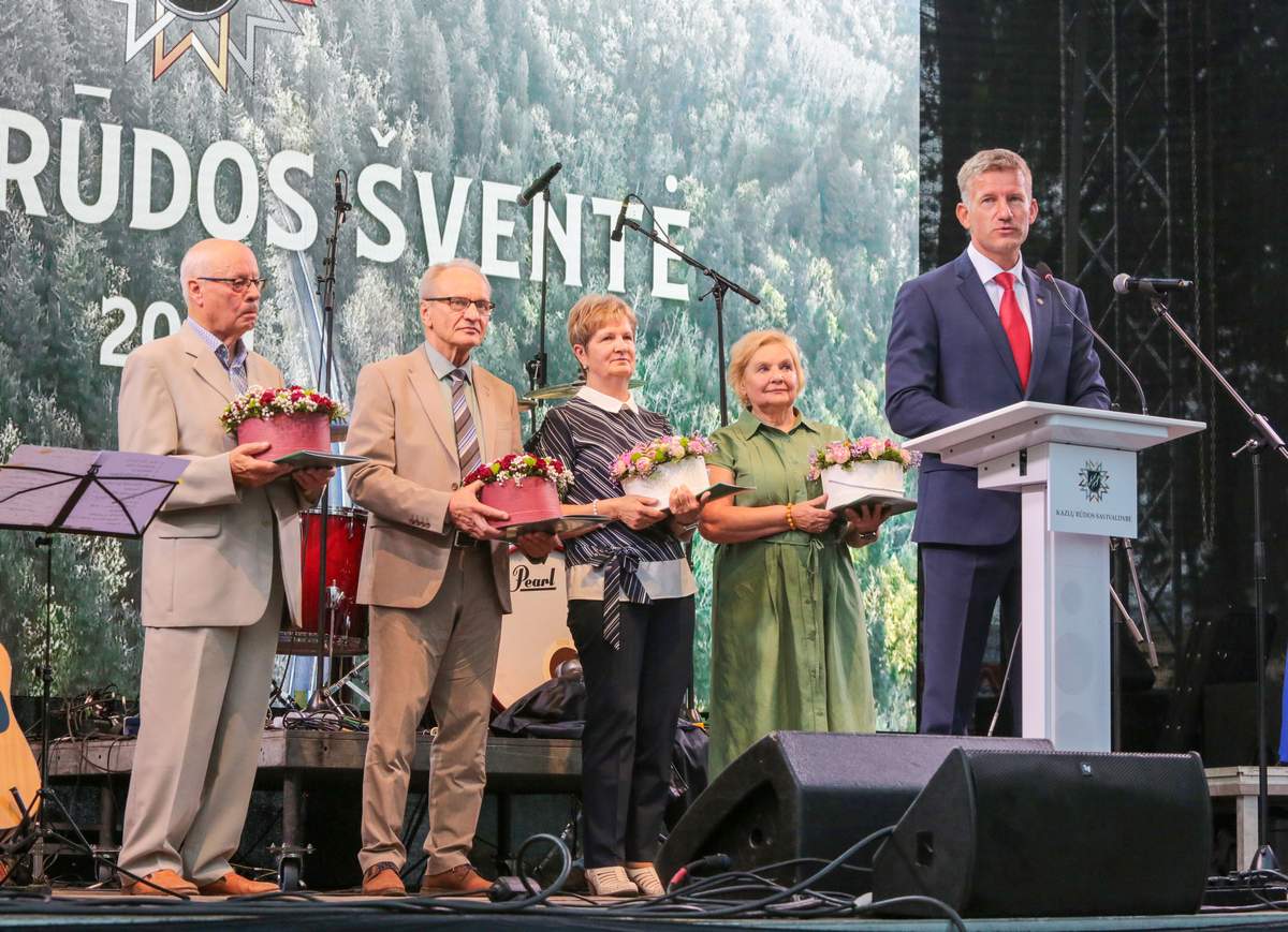 Romualdas Deltuva, Albinas Tebėra, Marija Tebėrienė, Vida Milda Klimienė ir meras Mantas Varaška.