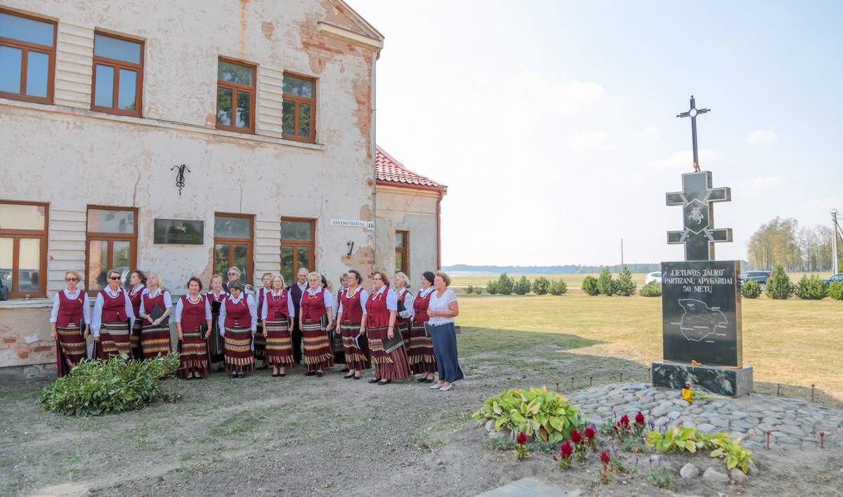 Atidengiant paminklą giedojo choras „Godos“.