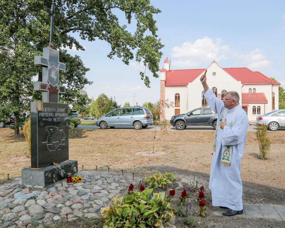 Atstatytą paminklą pašventino kunigas Dainius Gurevičius.