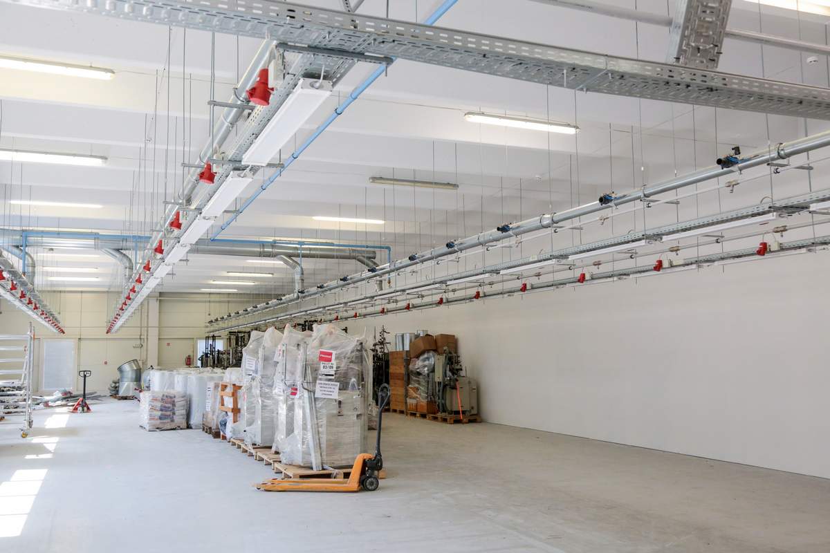 Buvusiame sandėlyje rudenį jau pradės veikti naujas mezgimo cechas. Šiuo metu jame montuojami iš Vilniaus įmonės atvežti įrenginiai.