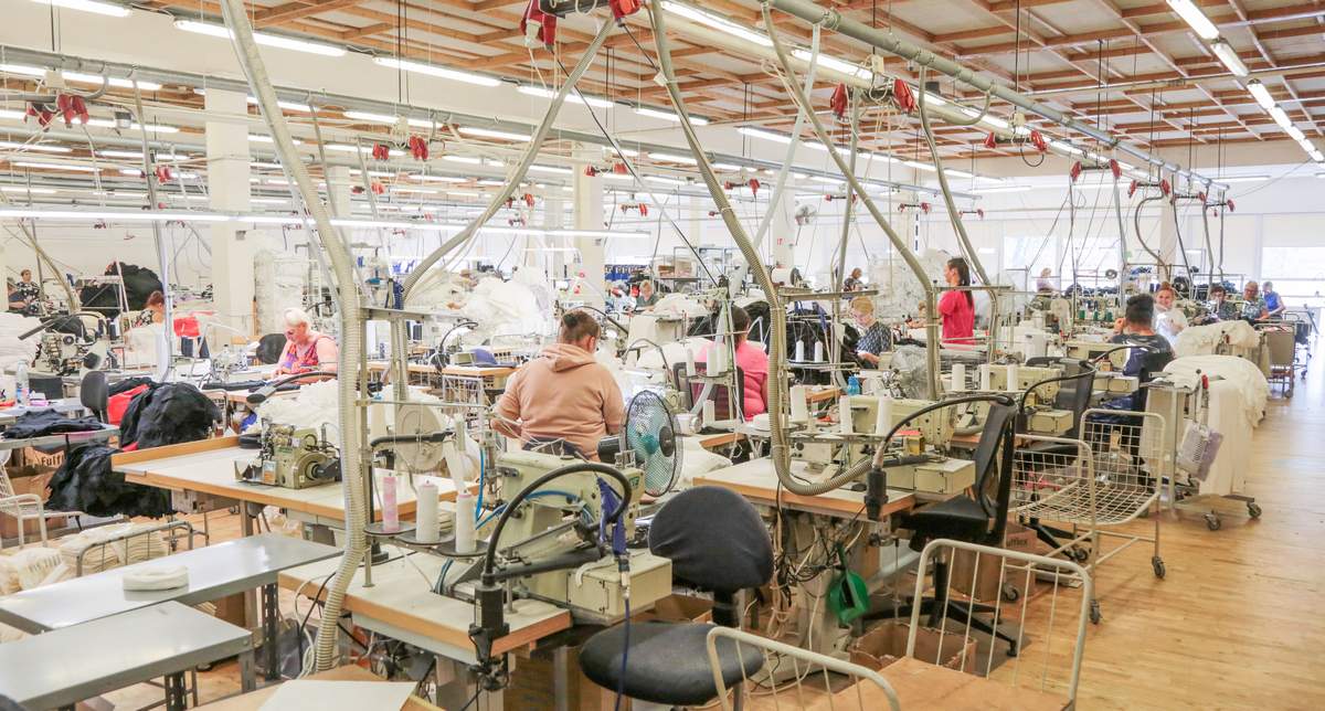 Siuvimo cechas tiesiogine prasme yra užverstas darbu.