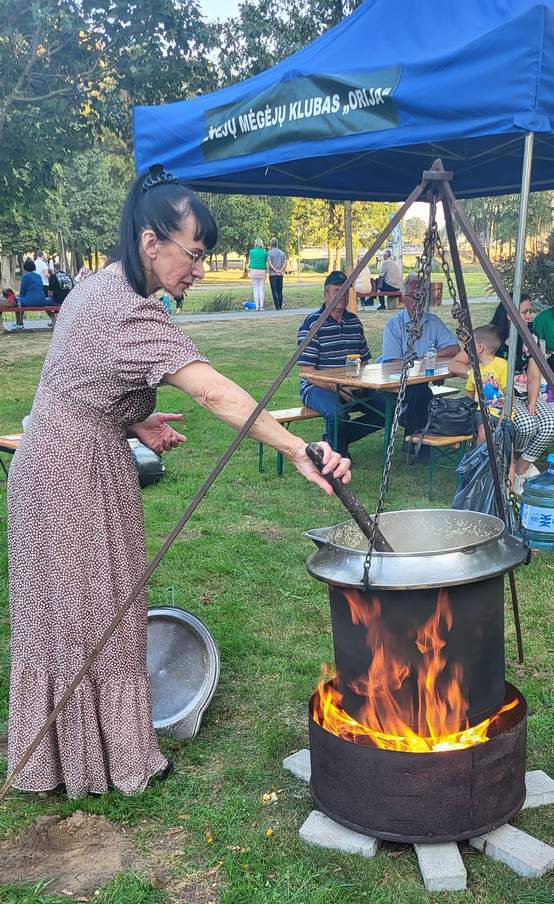 Prie didžiulio žuvienės puodo šeimininkavo Elena Stasiukynienė.
