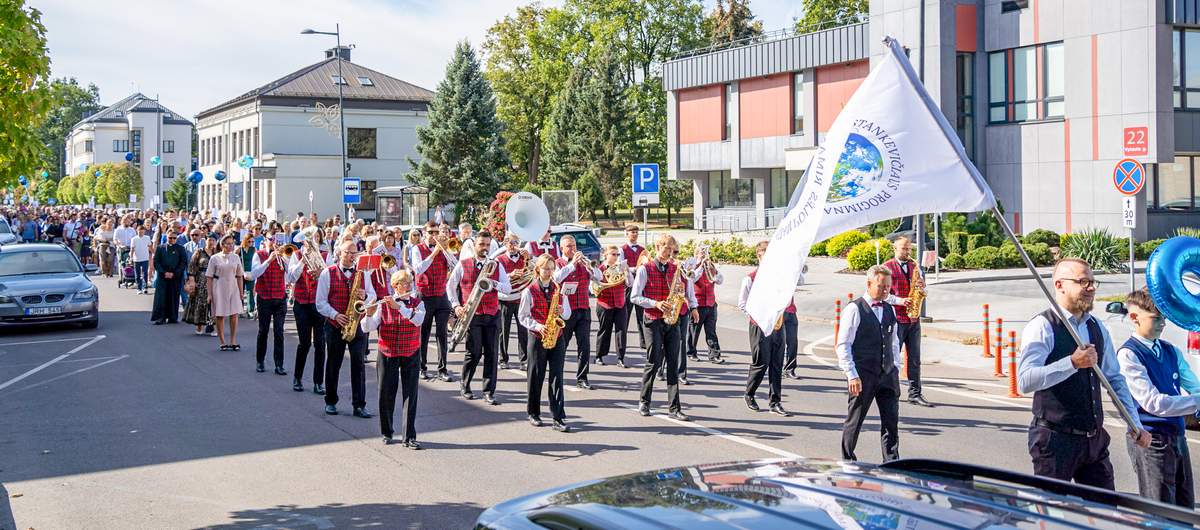 Įsimintiną koncertą evangelikų liuteronų bažnyčioje surengė pianinu grojusi festivalio siela Eglė Kasteckaitė, kompozitorius ir atlikėjas Antanas Jasenka bei smuikininkė iš Japonijos Mayumi Kanagawa.
