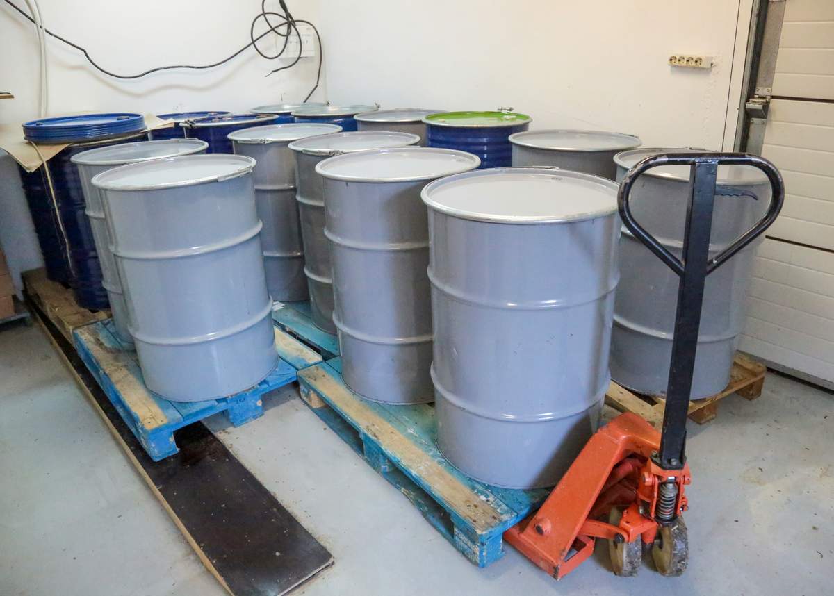 Medų tarpininkams Počai parduoda statinėse. Viena jų sveria 300 kilogramų.
