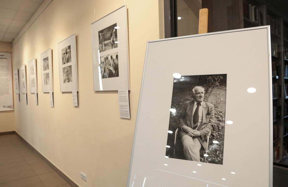 Fotografas Antanas Sutkus įamžino Mykolą Žilinską jo namuose Vakarų Berlyne.
