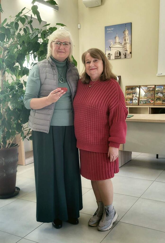„Labai džiaugiuosi, kad šiandien yra puiki proga tą medalį grąžinti, – prisipažino Liudvika Meškauskaitė (dešinėje) ir įteikė jį Astai Jankeliūnienei.