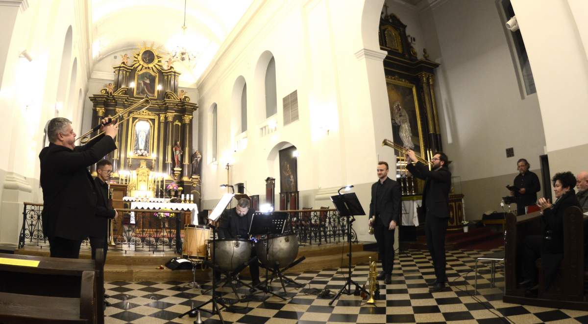 Kolektyvo vadovas pademonstravo instrumentą, kurį galima pasigaminti už keletą eurų.