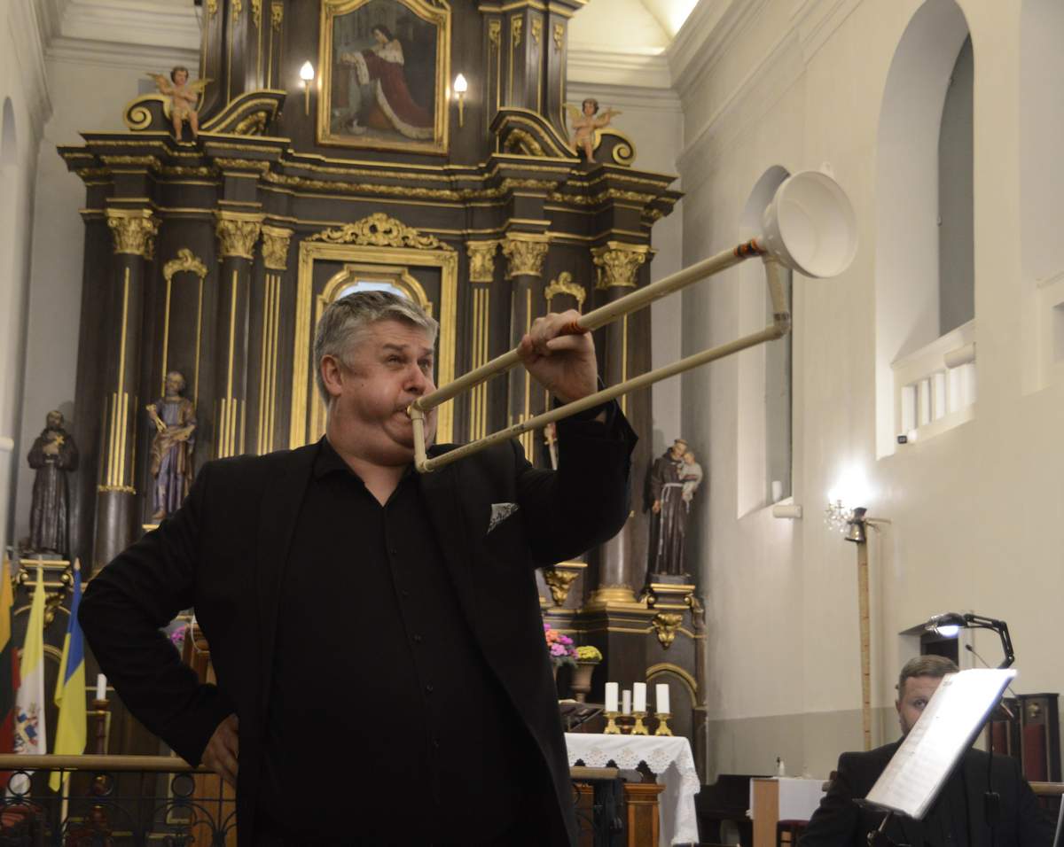 Svečių iš Gdansko atliekami kūriniai – tarsi maži spektakliai: persirikiuojant, keičiant instrumentus…