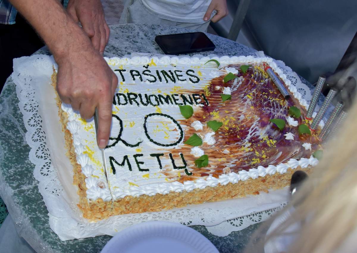 Didžiulio šventinio torto užteko visiems.