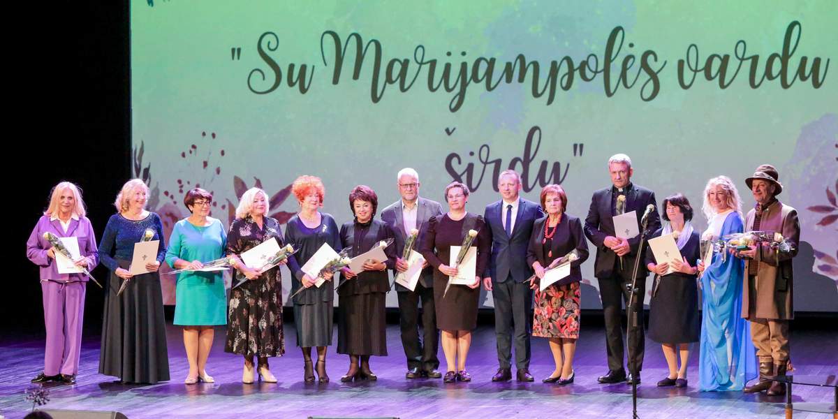 Scenoje – mero padėkomis pagerbti žmonės, kurių dėka universitetas taip sėkmingai gyvuoja.