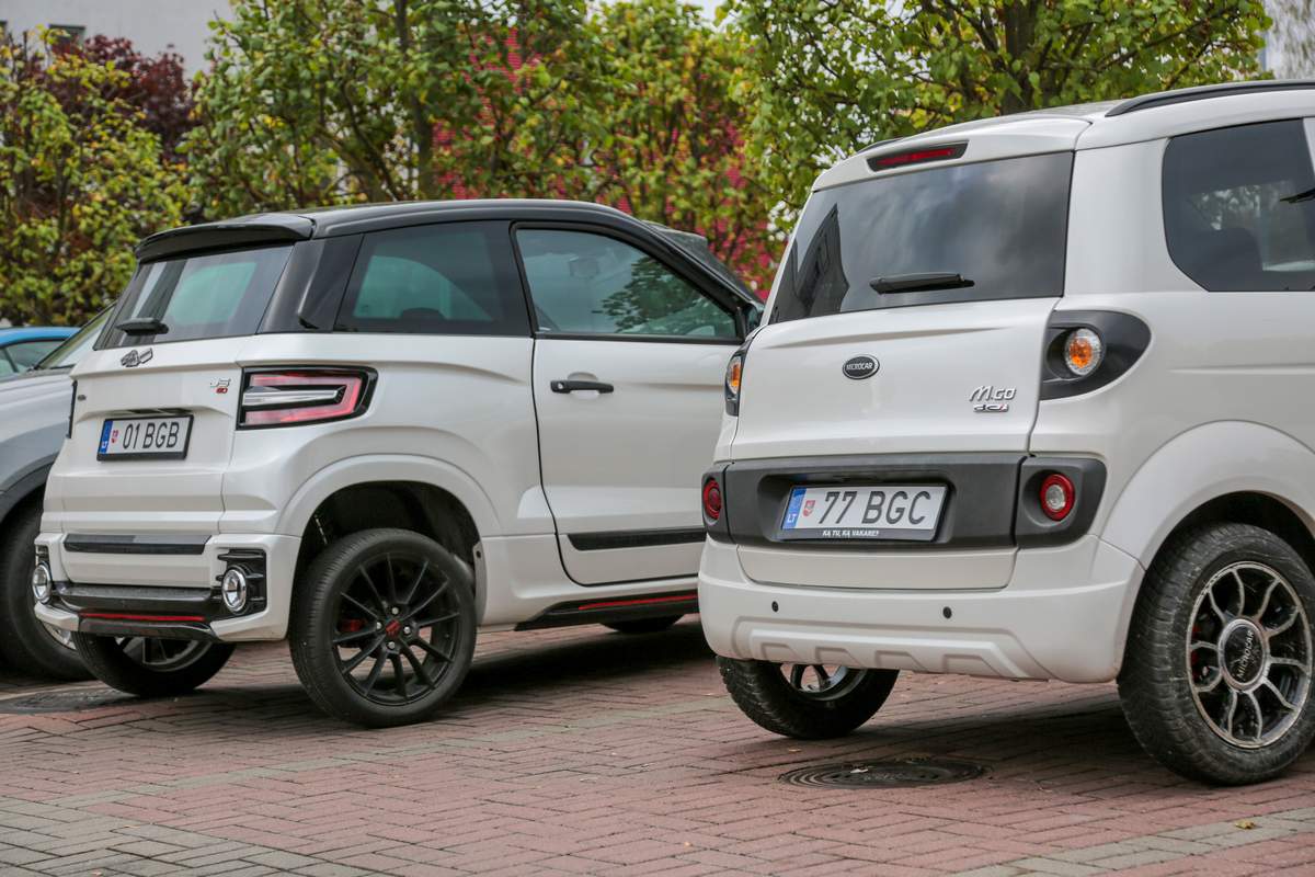 Mažųjų miesto automobiliukų prie mokyklų vis daugiau. 