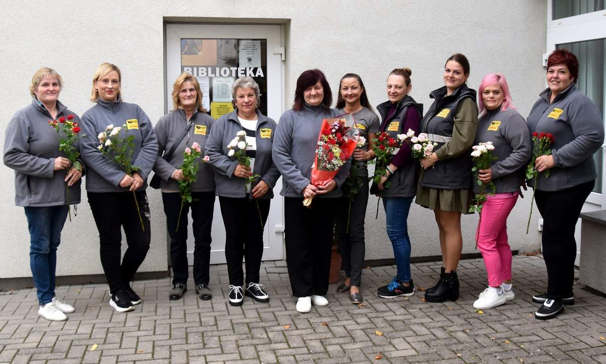 Marijampolės pašto darbuotojų kolektyvas prie bibliotekos. 