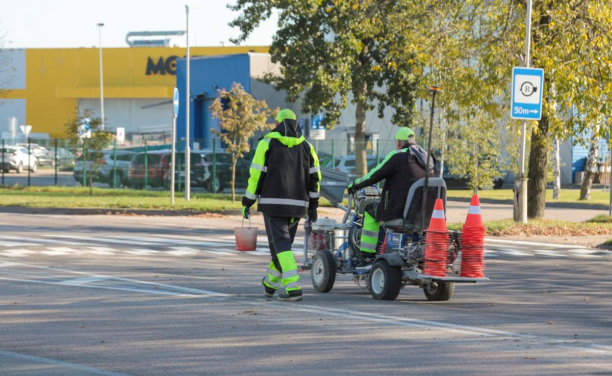 Kauno–Gėlyno gatvių sankryžoje iš naujo atliekamas vertikalusis ženklinimas. 
