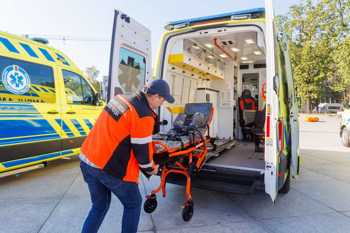 Viduje sumontuota moderni medicininė įranga.