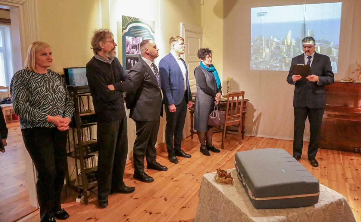 Parodos atidaryme dalyvavo Seimo nariai, Savivaldybės vadovai, Kazio Griniaus giminaičiai, paminklo autorius.