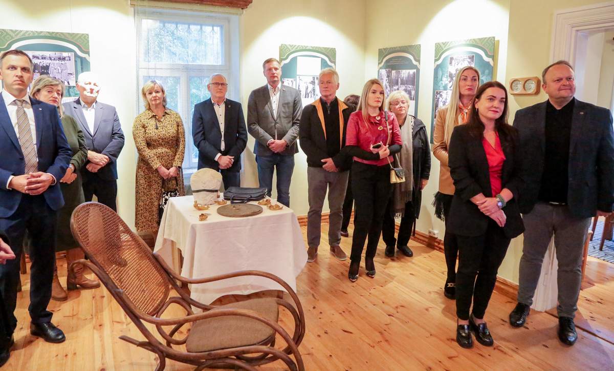 Parodos atidaryme dalyvavo Seimo nariai, Savivaldybės vadovai, Kazio Griniaus giminaičiai, paminklo autorius.