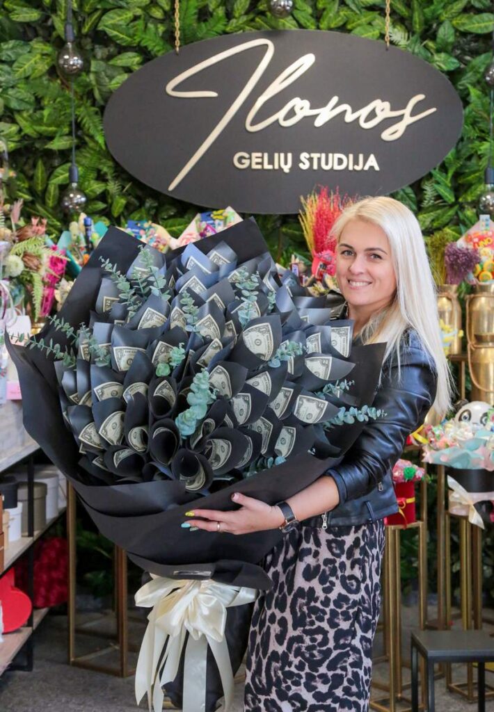 Įspūdinga dolerių puokštė su natūraliai atrodančiu dirbtiniu eukaliptu, pasak Ilonos Babeckienės, pastaruoju metu – pati geidžiamiausia.